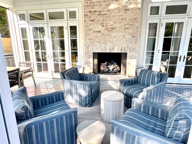 A patio with chairs and a fireplace

AI-generated content may be incorrect.